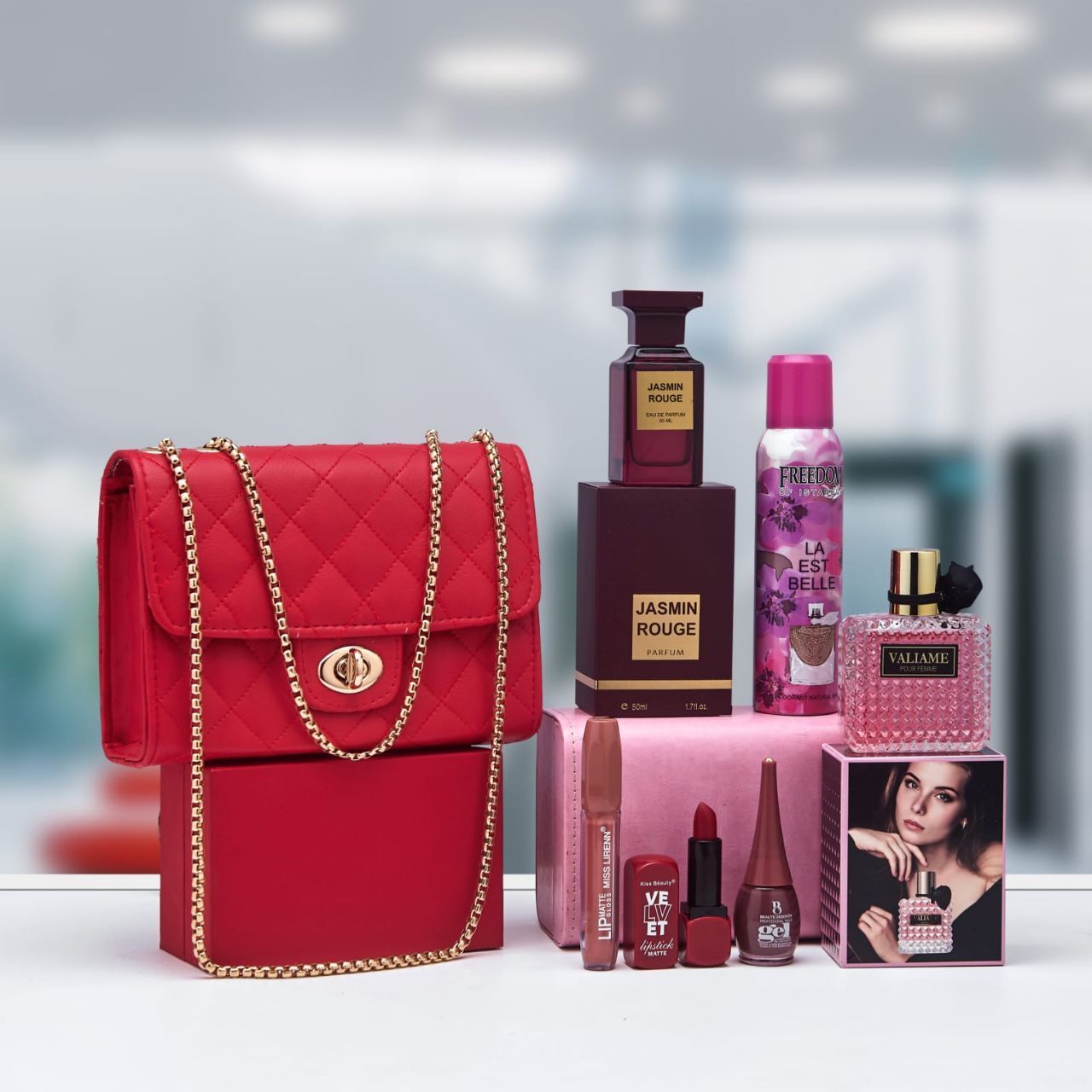 ✨ حقيبة يد فاخرة بسلسلة ذهبية — اختاري من بين 8 ألوان رائعة! ✨