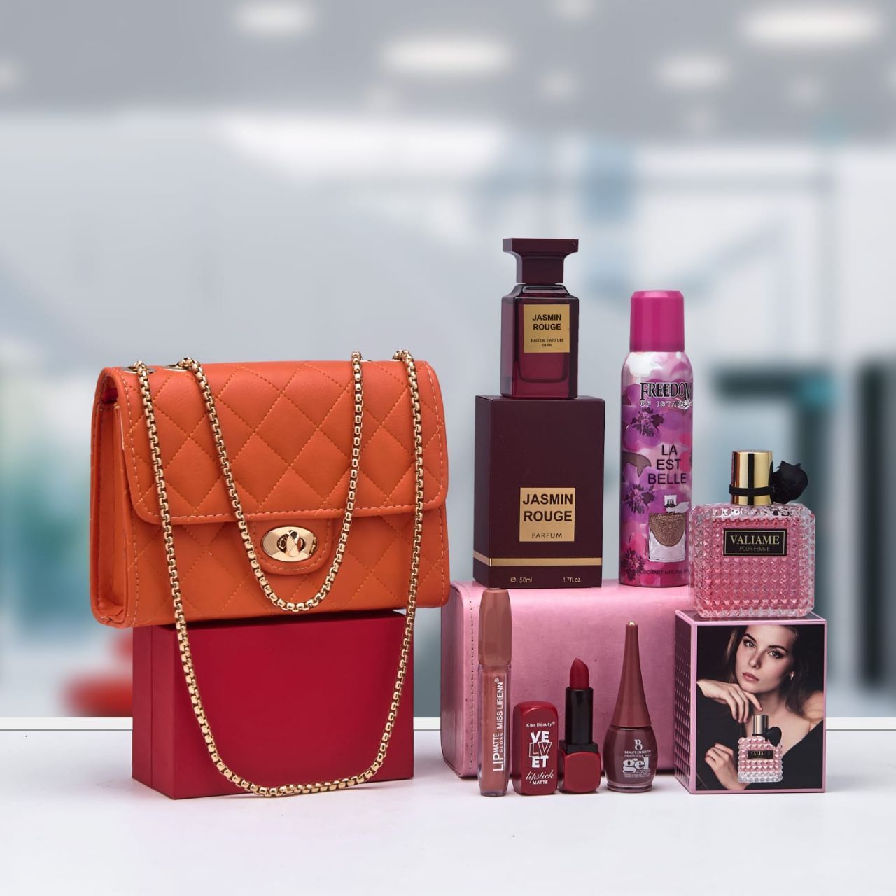 ✨ حقيبة يد فاخرة بسلسلة ذهبية — اختاري من بين 8 ألوان رائعة! ✨